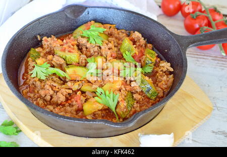 Accueil plat cuisiné avec de la viande hachée et courgette frits dans une casserole. cuisine facile Banque D'Images