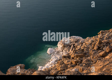 Formations de sel de la Mer Morte, a appelé l'halite, oolithes à terre edge, Jordanie, Moyen-Orient, éclairée par de faibles à la tombée du soleil Banque D'Images