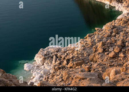 Formations de sel de la Mer Morte, a appelé l'halite, oolithes à terre edge, Jordanie, Moyen-Orient, éclairée par de faibles à la tombée du soleil Banque D'Images