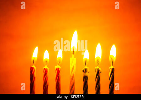 Le symbole de la Kwanzaa traditionnelle de vacances sept bougies pour l'arrière-plan. Banque D'Images