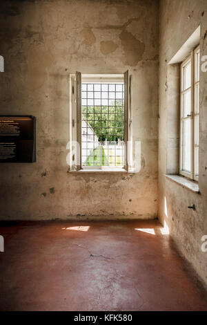 Bâtiment de la prison de Dachau KZ, regardant à l'extérieur de l'entrée Banque D'Images