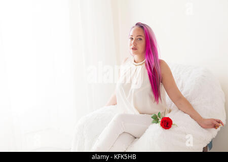 Belle jeune fille aux cheveux roses se lit le livre Éducation Banque D'Images