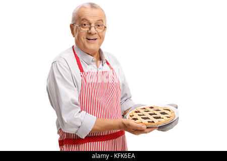 Mature man holding un gâteau fraîchement cuit au four isolé sur fond blanc Banque D'Images
