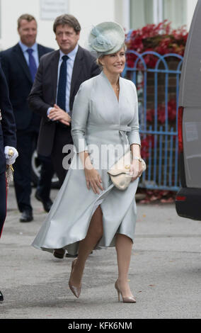 Sophie, comtesse de Wessex, assiste à la parade d'adieu à Dorking Surrey, pour honorer le personnel et les militaires du centre de réadaptation Headley court qui ferme en 2018 et déménage à Birmingham. The Countess a pris le salut devant un haut emballé mettant en vedette : Sophie, Countess of Wessex où : Dorking, United Kingdom When : 29 Sep 2017 Credit : Paul Taylor/WENN.com Banque D'Images