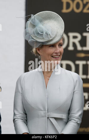 Sophie, comtesse de Wessex, assiste à la parade d'adieu à Dorking Surrey, pour honorer le personnel et les militaires du centre de réadaptation Headley court qui ferme en 2018 et déménage à Birmingham. The Countess a pris le salut devant un haut emballé mettant en vedette : Sophie, Countess of Wessex où : Dorking, United Kingdom When : 29 Sep 2017 Credit : Paul Taylor/WENN.com Banque D'Images