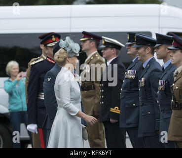 Sophie, comtesse de Wessex, assiste à la parade d'adieu à Dorking Surrey, pour honorer le personnel et les militaires du centre de réadaptation Headley court qui ferme en 2018 et déménage à Birmingham. The Countess a pris le salut devant un haut emballé mettant en vedette : Sophie, Countess of Wessex où : Dorking, United Kingdom When : 29 Sep 2017 Credit : Paul Taylor/WENN.com Banque D'Images