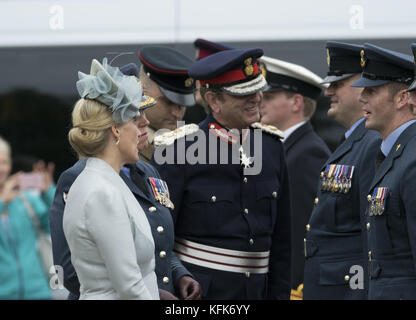 Sophie, comtesse de Wessex, assiste à la parade d'adieu à Dorking Surrey, pour honorer le personnel et les militaires du centre de réadaptation Headley court qui ferme en 2018 et déménage à Birmingham. The Countess a pris le salut devant un haut emballé mettant en vedette : Sophie, Countess of Wessex où : Dorking, United Kingdom When : 29 Sep 2017 Credit : Paul Taylor/WENN.com Banque D'Images