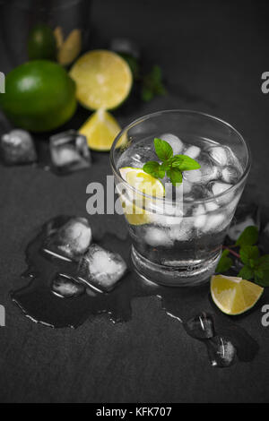 D'en haut photo de mojito cocktail avec de la glace et la menthe dans le verre avec de la paille. Banque D'Images