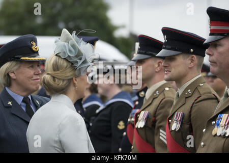 Sophie, comtesse de Wessex, assiste à la parade d'adieu à Dorking Surrey, pour honorer le personnel et les militaires du centre de réadaptation Headley court qui ferme en 2018 et déménage à Birmingham. The Countess a pris le salut devant un haut emballé mettant en vedette : Sophie, Countess of Wessex où : Dorking, United Kingdom When : 29 Sep 2017 Credit : Paul Taylor/WENN.com Banque D'Images