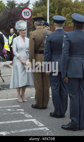 Sophie, comtesse de Wessex, assiste à la parade d'adieu à Dorking Surrey, pour honorer le personnel et les militaires du centre de réadaptation Headley court qui ferme en 2018 et déménage à Birmingham. The Countess a pris le salut devant un haut emballé mettant en vedette : Sophie, Countess of Wessex où : Dorking, United Kingdom When : 29 Sep 2017 Credit : Paul Taylor/WENN.com Banque D'Images