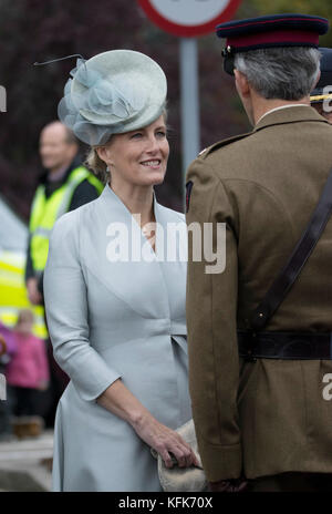 Sophie, comtesse de Wessex, assiste à la parade d'adieu à Dorking Surrey, pour honorer le personnel et les militaires du centre de réadaptation Headley court qui ferme en 2018 et déménage à Birmingham. The Countess a pris le salut devant un haut emballé mettant en vedette : Sophie, Countess of Wessex où : Dorking, United Kingdom When : 29 Sep 2017 Credit : Paul Taylor/WENN.com Banque D'Images