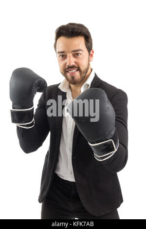 Employé soulève des poings boxing. il est prêt à affronter le monde de l'entreprise. belle personne est barbu portant veste noire et chemise blanche Banque D'Images