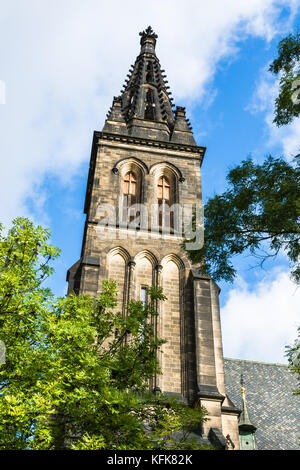 Prague, République tchèque : tour de la basilique de st. Peter et st. Paul, une église néo-gothique dans la forteresse de Vysehrad. Banque D'Images