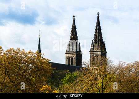 Prague, République tchèque : les tours de la basilique de st. Peter et st. Paul, une église néo-gothique dans la forteresse de Vysehrad. Banque D'Images