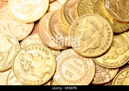 Pièce de monnaie française d'or, Napoléon, on wooden table Banque D'Images