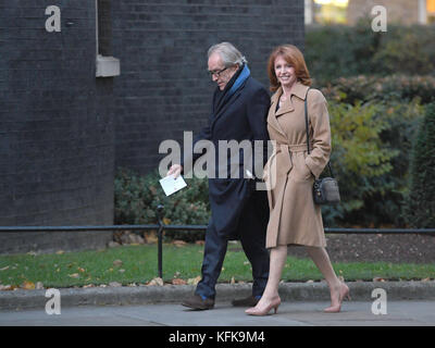 Gerald Scarfe arrive avec sa femme Jane Asher pour une réception organisée par la première ministre Theresa May en 10 Downing Street, Londres, marquant 200 ans depuis l'Essay du Dr James Parkinson sur le Palsy secouant. Banque D'Images