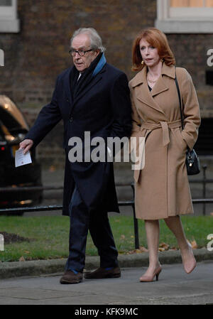 Gerald Scarfe arrive avec sa femme Jane Asher pour une réception organisée par la première ministre Theresa May en 10 Downing Street, Londres, marquant 200 ans depuis l'Essay du Dr James Parkinson sur le Palsy secouant. Banque D'Images