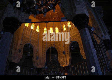 L'egypte, Le Caire - 19 septembre 2010 : intérieur de la mosquée historique avec des murs sculptés et un plafond à motifs, tourné dans le crépuscule de bas en haut Banque D'Images