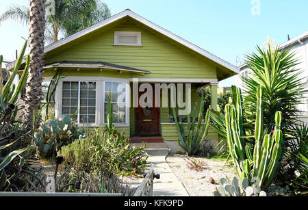 Extérieur de la maison et jardin de cour avant aride avec des plantes de cactus et de yucca et palmier à Frogtown North East Los Angeles California USA KATHY DEWITT Banque D'Images