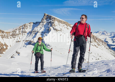 Couple est des randonnées en raquettes en hiver alpin montagnes. Bavière, Allemagne. Banque D'Images