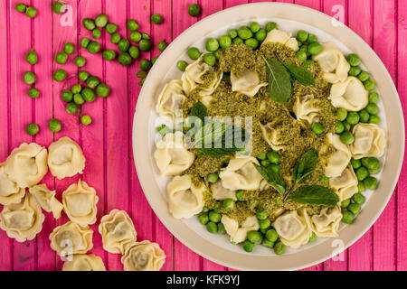 Ravioloni de style italien et cèpes pâtes aux truffes ravioli sur un fond de bois de rose Banque D'Images