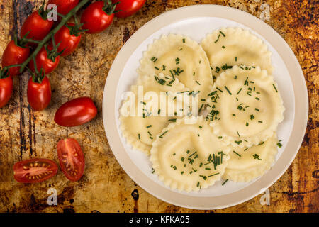Style Italien avec cappelletti jambon de parme pâtes ravioli sur un four de cuisson en détresse ou d'arrière-plan Banque D'Images