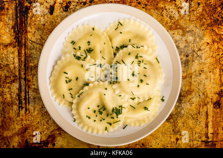 Style Italien avec cappelletti jambon de parme pâtes ravioli sur un four de cuisson en détresse ou d'arrière-plan Banque D'Images