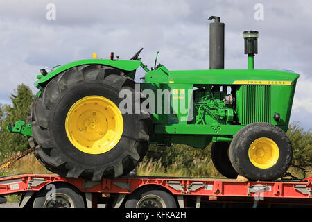 Koski tl, Finlande - septembre 1, 2017 : john deere 5010 tracteur classique transportée sur remorque véhicule dans le sud de la Finlande. Le 5010 a été fabriqué je Banque D'Images