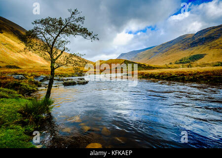 La rivière etive dans speight qui transite par Glen etive, highlands d'Ecosse Banque D'Images