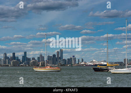 Port Phillip Bay près de Williamstown avec Melbourne City Skyline à l'arrière. Banque D'Images