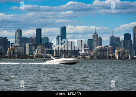 Vedette rapide sur Port Phillip Bay près de Williamstown avec Melbourne City Skyline à l'arrière. Banque D'Images