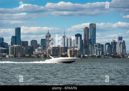 Vedette rapide sur Port Phillip Bay près de Williamstown avec Melbourne City Skyline à l'arrière. Banque D'Images