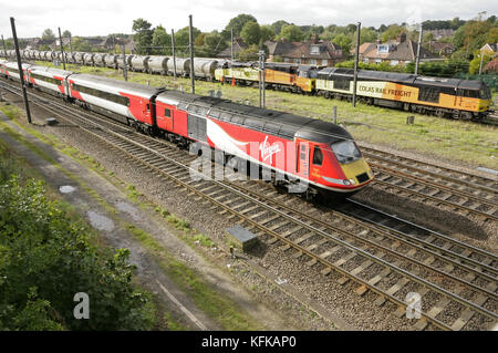 Virgin Trains East Coast high speed train Colas Rail locomotives de marchandises 70814 et 60095 au sud de l'évitement Holgate York, Royaume-Uni. Banque D'Images