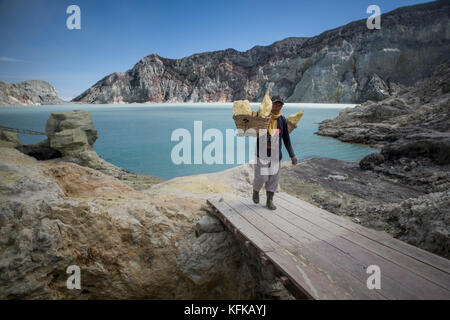 Mineur de soufre travaillant dans le cratère du volcan kawah ijen, java est, Indonésie. Banque D'Images