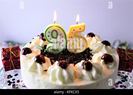 L'image d'un gâteau d'anniversaire avec une bougie - 95 Banque D'Images