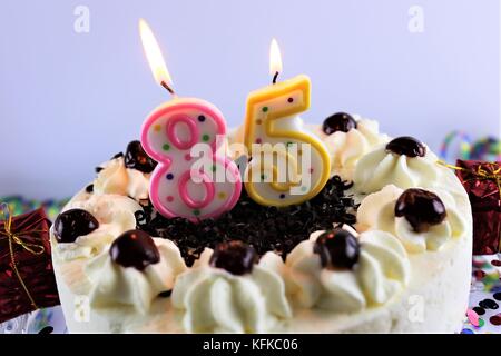 L'image d'un gâteau d'anniversaire avec une bougie - 85 Banque D'Images