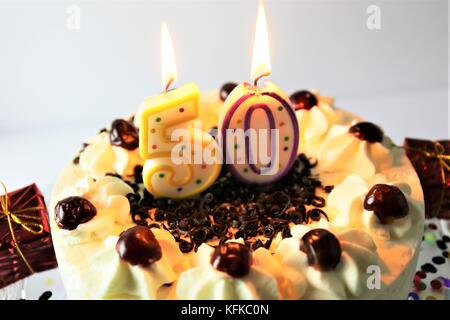 L'image d'un gâteau d'anniversaire avec une bougie - 50 Banque D'Images