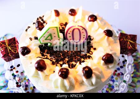 L'image d'un gâteau d'anniversaire avec une bougie - 40 Banque D'Images