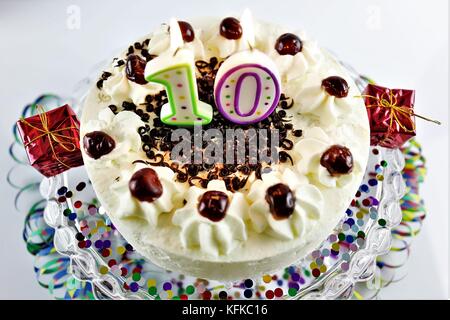 L'image d'un gâteau d'anniversaire avec des bougies - 10 Banque D'Images