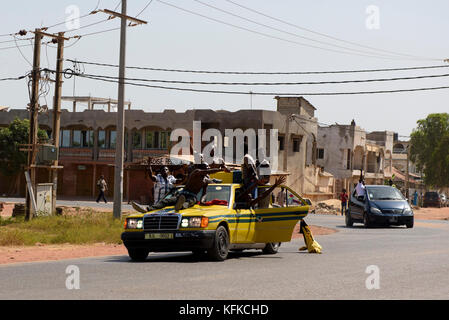 Peuple gambien, prendre la rue pour célébrer la victoire du président élu Adama Barrow le 2 décembre 2016. Banque D'Images