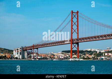 Pont du 25 avril, Ponte 25 de Abril sur le Tage, Lisbonne, Portugal Banque D'Images