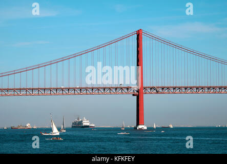 Pont du 25 avril, Ponte 25 de Abril sur le Tage, Shipping, Lisbonne, Portugal Banque D'Images