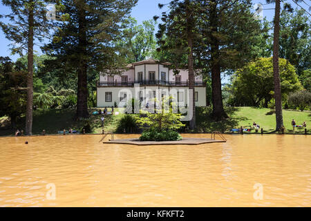 Piscine thermale avec de l'eau contenant du fer, la villa Casa do parque, parque Terra Nostra, furnas, île de Sao Miguel, Açores, Portugal Banque D'Images