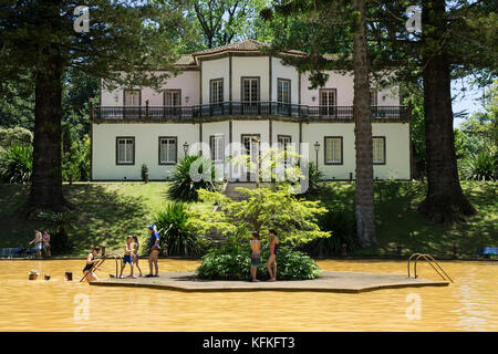 Piscine thermale avec de l'eau contenant du fer, la villa Casa do parque, parque Terra Nostra, furnas, île de Sao Miguel, Açores, Portugal Banque D'Images