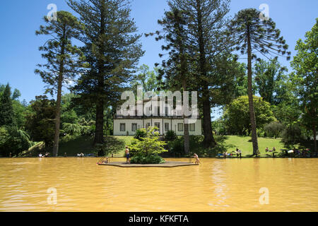 Piscine thermale avec de l'eau contenant du fer, la villa Casa do parque, parque Terra Nostra, furnas, île de Sao Miguel, Açores, Portugal Banque D'Images