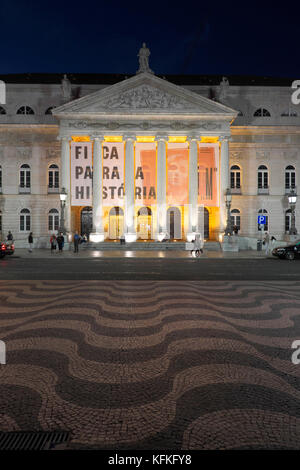 Théâtre national, le théâtre national de Dona Maria ii, place Rossio, par nuit, la Baixa, Lisbonne, Portugal Banque D'Images