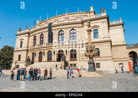 Prague, République tchèque - Le 29 septembre 2017 : la construction d'rudolfiunum salles de concert sur la place Jan Palach avec des personnes non identifiées, Prague, République tchèque Banque D'Images