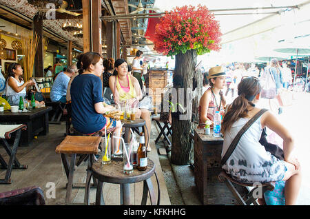 Les touristes prendre un verre dans un café branché de la célèbre à Bangkok Chatuchak Weekend Market, la Thaïlande, l'Asie du sud est. Banque D'Images