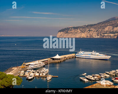 Bateaux amarrés dans la Marina Piccola avec des sommets de falaise dans le fond. Sorrente, Italie. Banque D'Images