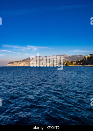 Marina Piccola tourné à partir de la Marina Grande. Sorrento, Italie. Banque D'Images